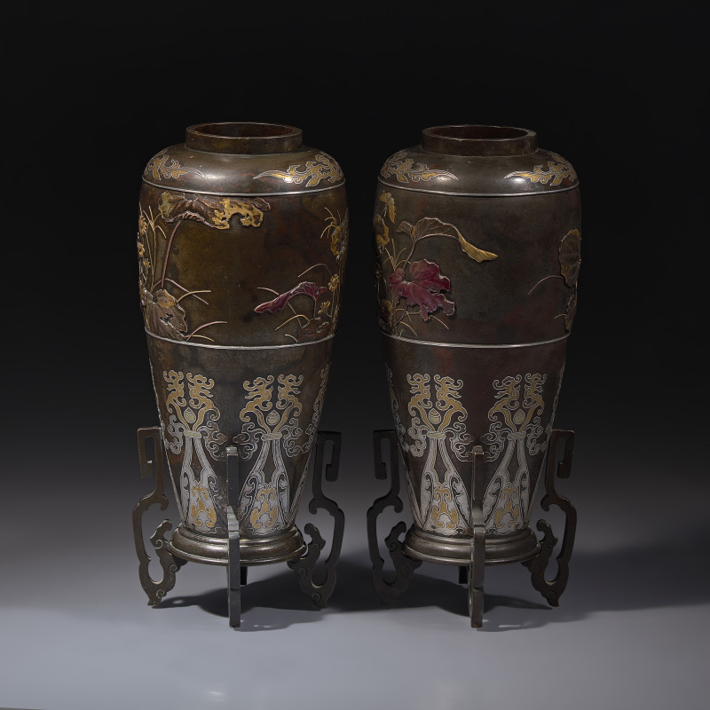 日本明治時期 或爲鈴木長吉造 銅瓶一對 | A Pair of Japanese Kaga Style Mixed Metal-Inlaid and Patinated Bronze Vases, Attributed to Suzuki Chokichi, Meiji Period - 图2