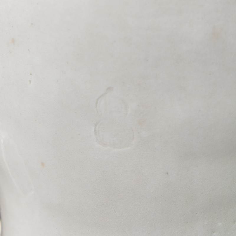 清 何朝宗款“隻履西歸”德化白瓷達摩坐像 | A Chinese Blanc-de-Chine Porcelain Seated Figure of Damo with 'He Chaozong' Mark, Qing Dynasty - 图5