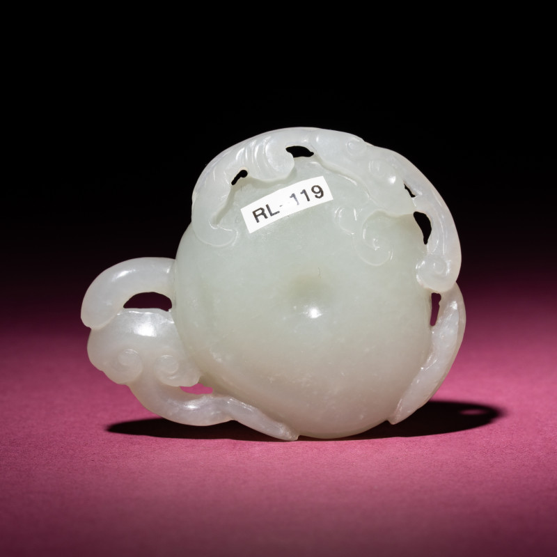 清中期 白玉靈芝佩 | A Chinese Pale Celadon Jade 'Lingzhi and Mushroom' Carving, 18th/19th Century - 图2