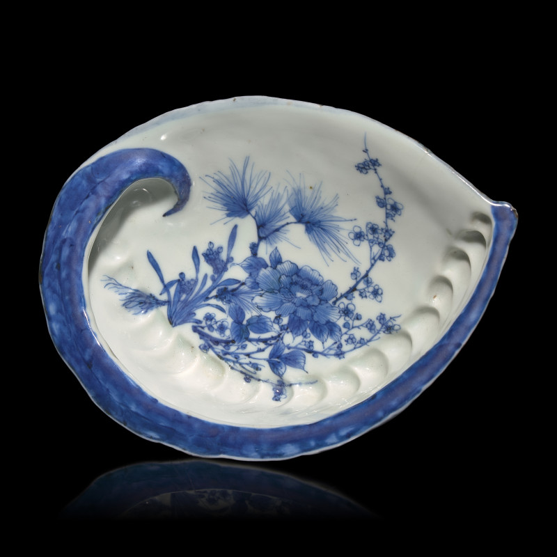日本明治時代 平戶燒青花仿鮑魚花草圖碟 | A Japanese Hirado Porcelain Abalone Shell-Shaped Dish, Meiji Period