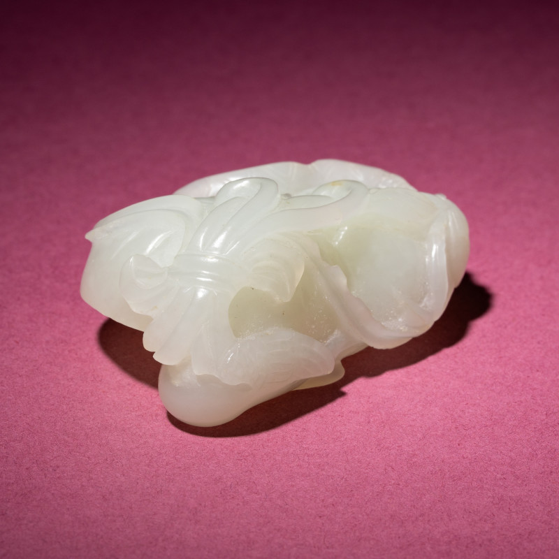 清中期 白玉雙蓮子把件 | A Chinese White Jade Carving of Double Lotus Pods, 18th/19th Century - 图8