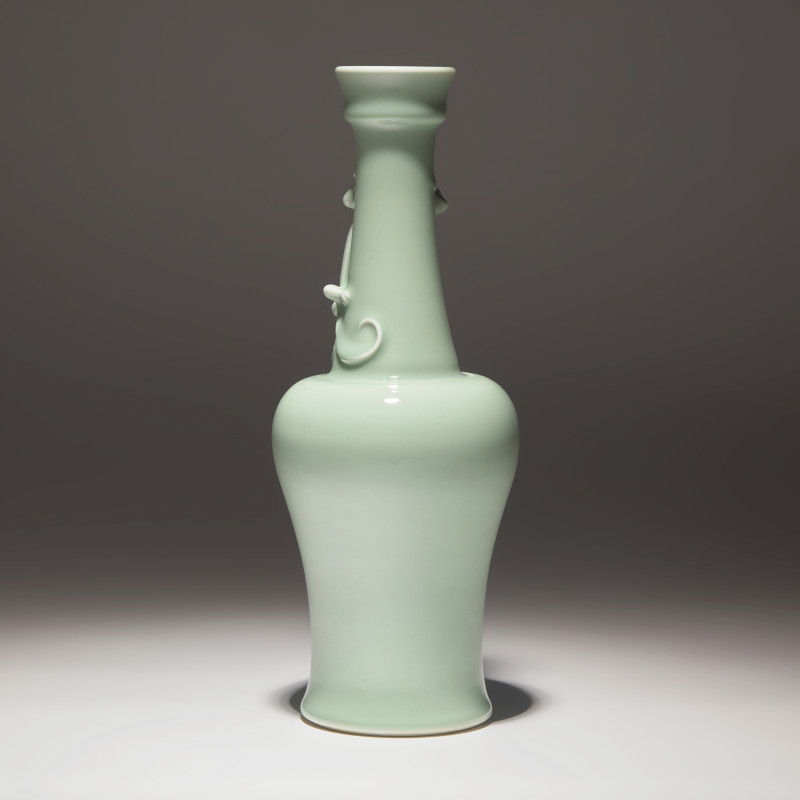 雍正款 粉青釉盤螭龍長頸瓶 | A Chinese Celadon Glazed 'Chilong' Vase, Yongzheng Mark - 图2