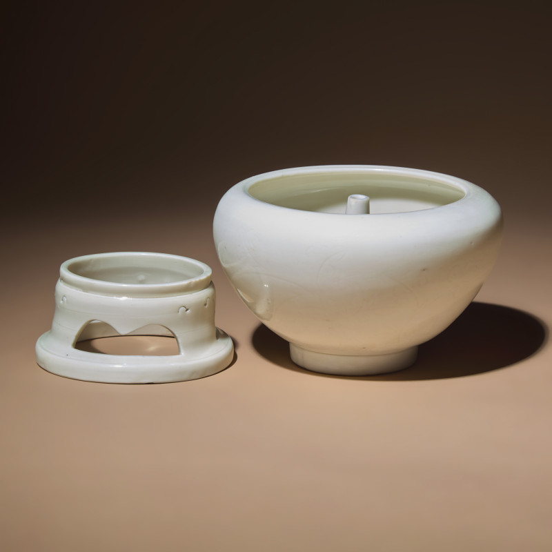 清早期 德化白瓷暗刻花卉紋帶座油燈 | A Rare Chinese Blanc-de-Chine Porcelain Oil Lamp and Stand, Mid 17th-Early 18th Century - 图2