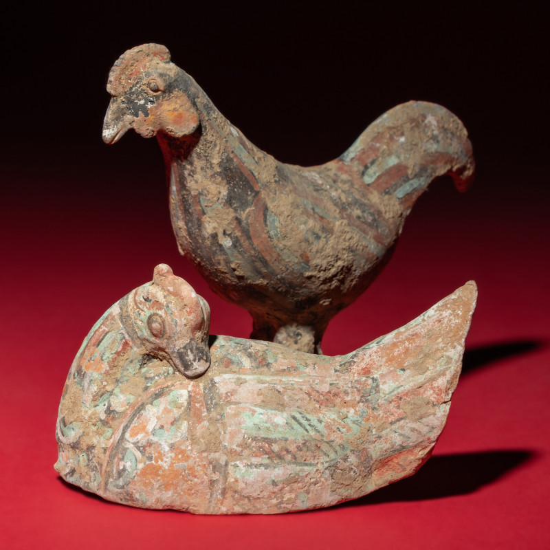漢 灰陶彩繪鴛鴦與小公雞 | A Chinese Painted Pottery Mandarin Duck and a Cockerel, Han Dynasty - 图1