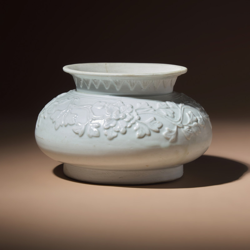 明中期 白釉模印纏枝花卉敞口罐 | A Chinese White Glazed Molded Porcelain 'Floral' Jar, Mid Ming Dynasty, 15th Century - 图1