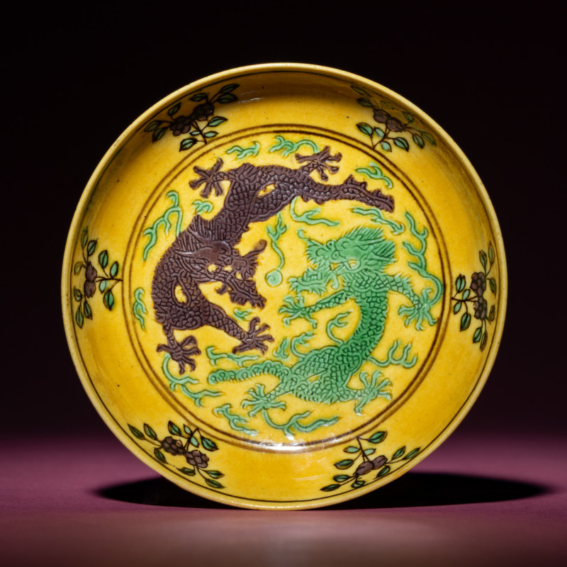 清道光 黃地紫綠彩雙龍戲珠紋碟 | A Small Chinese Yellow Ground Green and Aubergine 'Dragon' Dish, Daoguang Mark and Period