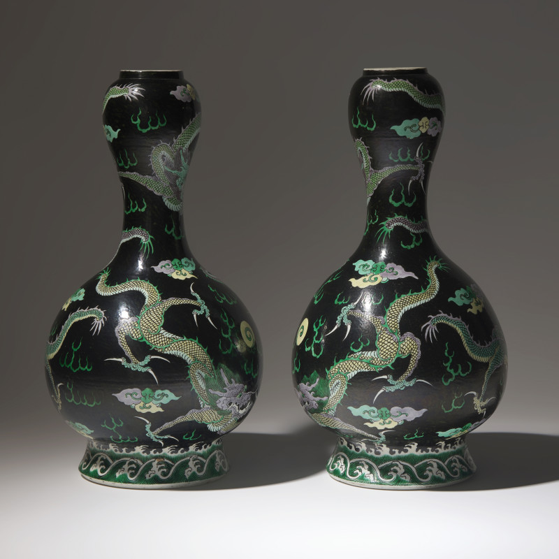 清晚期 黑地五彩龍紋大蒜頭瓶一對 | A Pair of Famille Noir 'Dragon' Garlic Head Vases, Late 19th/Early 20th Century - 图2