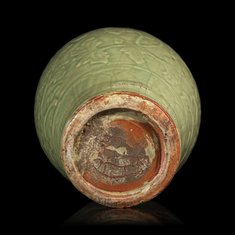 明晚期 龍泉青釉拱花花卉紋梅瓶 | A Chinese Carved and Crackled Glazed Longquan Celadon Vase, Meiping, Ming Dynasty, 16th Century - 图3