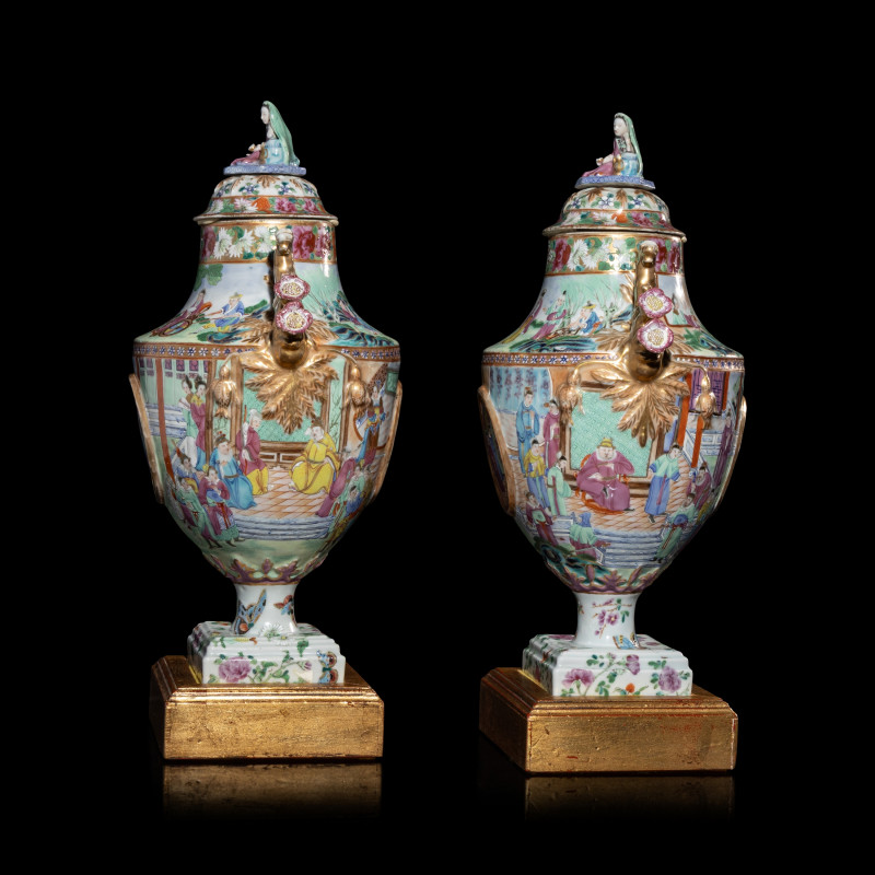 清晚期 外銷廣彩人物故事圖獎杯形賞瓶一對 | A Pair of Chinese Export Canton Famille Rose Porcelain Covered Urns, Early 19th Century - 图6