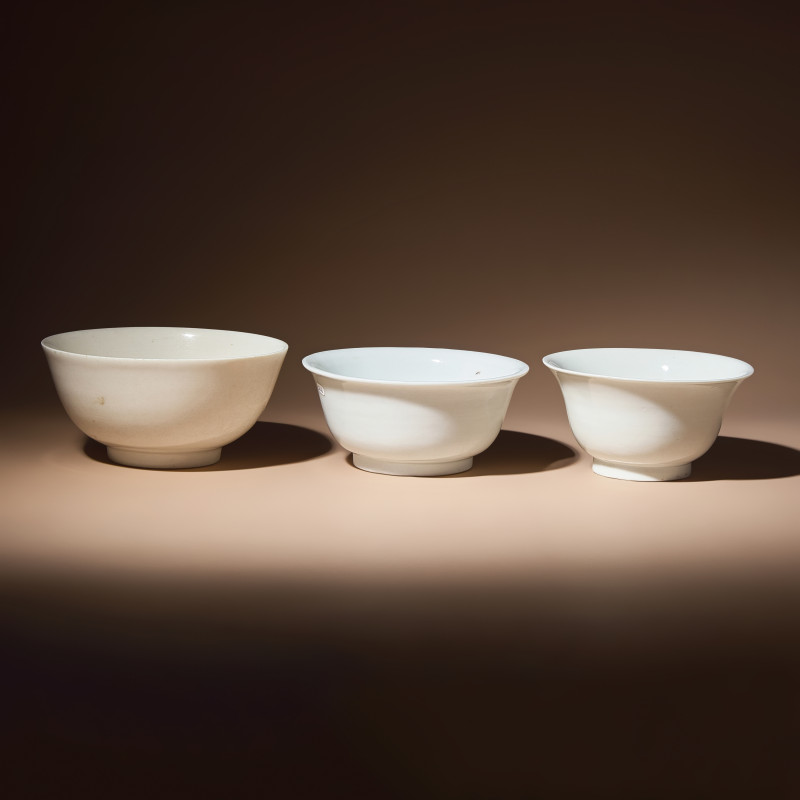 清早中期 德化白瓷碗三隻 | Three Chinese Blanc-de-Chine Porcelain Bowls, 17th-18th Century - 图2