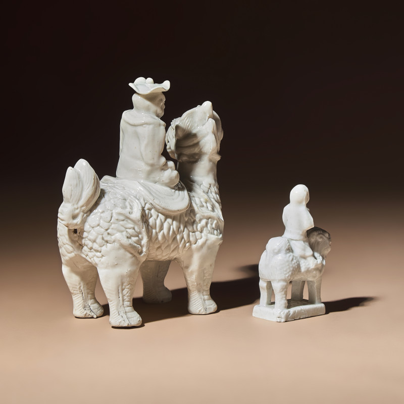 清中期 德化白瓷骑麒麟西人像兩件 | Two Chinese Blanc-de-Chine Porcelain Figural Groups of Foreigners Riding on Qilin, Late 17th-Early 18th Century - 图4