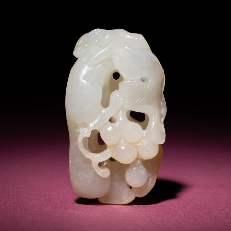 清中期 白玉留皮松鼠葡萄 | A Chinese Russet and White Jade 'Squirrel and Grape' Carving, 18th/19th Century - 图2