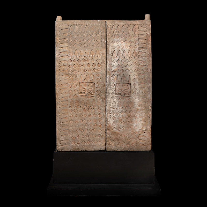 漢 铺首衔环空心磚墓門一对 | A Pair of Large Chinese Grey Tile Tomb Doors, Han Dynasty - 图1