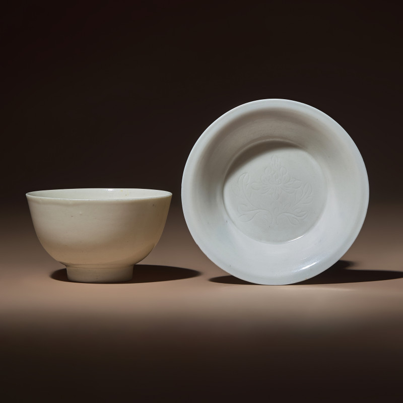 明-清 德化白瓷碗及暗刻牡丹紋碟 | A Chinese Blanc-de-Chine Porcelain Bowl and an Incised 'Peony' Shallow Dish, Ming-Qing Dynasty - 图1