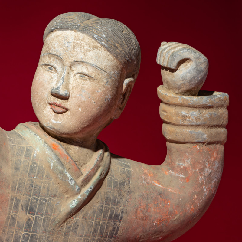 西漢 彩繪射姿立俑一對 | A Large Pair of Chinese Painted Pottery Archers, Western Han Dynasty - 图3