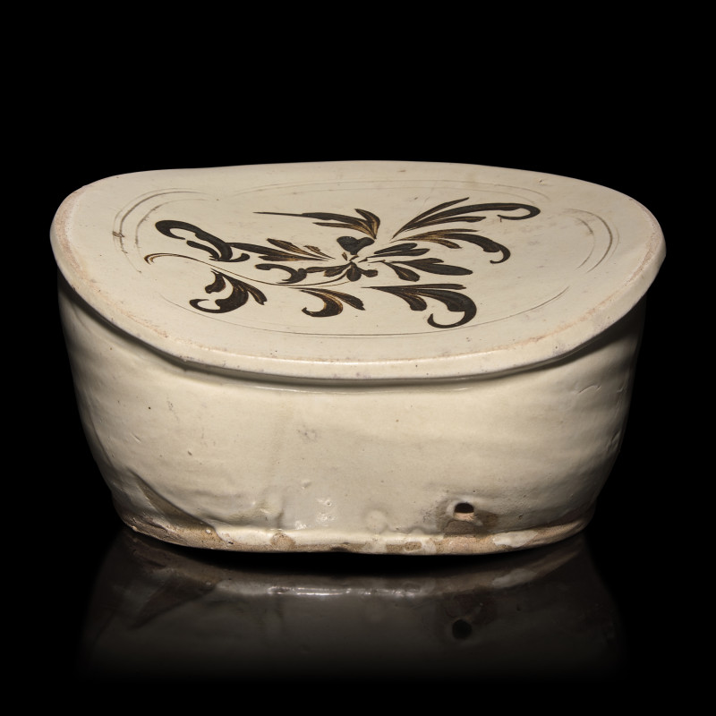 宋 磁州窯萱草紋枕 | A Chinese Cizhou Slip-Decorated Pillow, Song Dynasty - 图2
