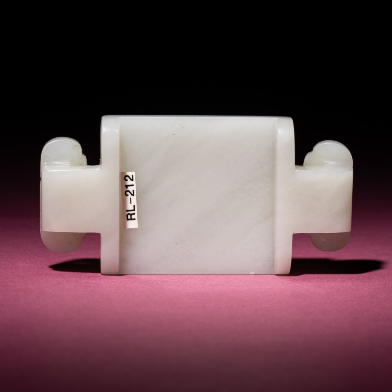 清中期 白玉螭龍紋帶扣 | A Chinese Carved White Jade 'Dragon' Belt Hook, 18th Century - 图2