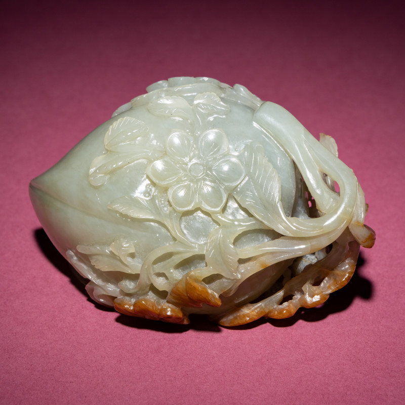 清晚期 青白玉帶皮喜上眉梢桃形杯 | A Chinese Russet and Celadon Jade ‘Magpie and Plum Blossoms’ Peach-Form Coupe, 19th Century - 图6