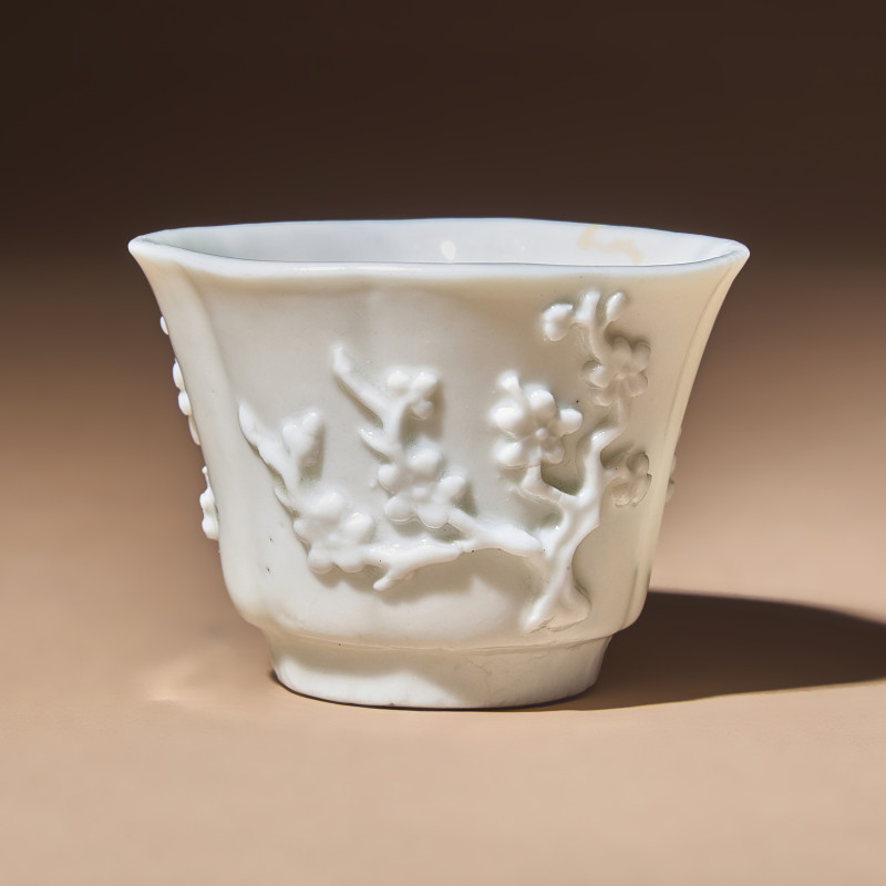 明末清初 德化白瓷貼塑梅紋花口杯 | A Chinese Blanc-de-Chine Porcelain Cup, 17th Century - 图1
