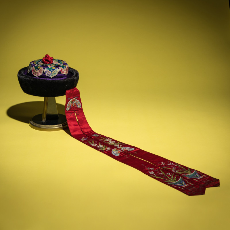 清晚期 紫頂蓋花鑲珠后妃坤秋帽 | An Embroidered Silk Manchu Noblewoman's Winter Hat, Kunqiumao , 19th Century - 图2