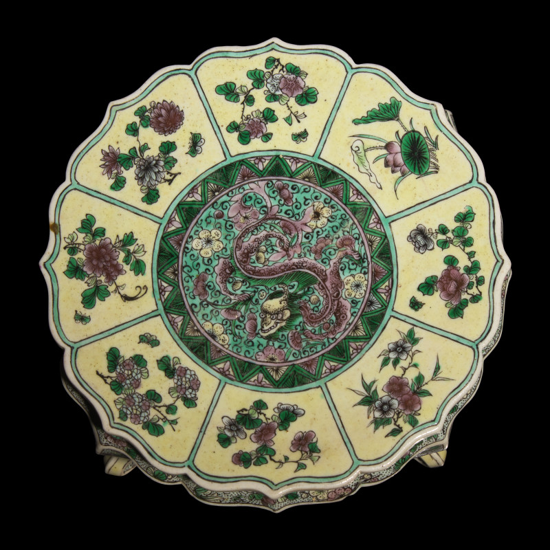 清晚期 五彩龍紋花口四足器座 | A Chinese Famille Verte Biscuit Floriform Stand, 19th Century
