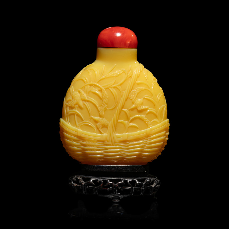 清中期 鷄油黃料花籃式稻穀鳥雀紋大鼻烟壺 | A Large Chinese Carved Yellow Peking Glass 'Basket' Snuff Bottle, 1750-1830