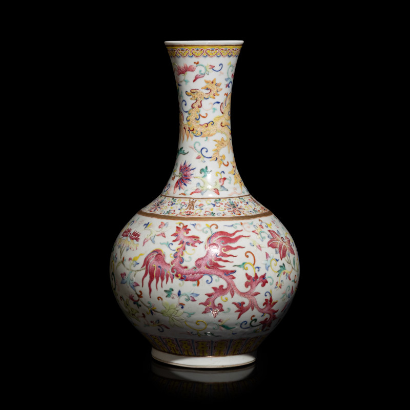 清宣統 粉彩鳳穿牡丹賞瓶 | A Chinese Famille Rose 'Phoenix' Porcelain Vase, Xuantong Mark and of the Period