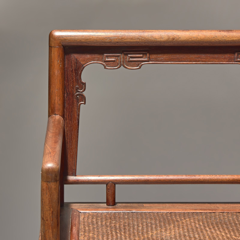 清早期 黃花梨玫瑰椅及脚踏一套 | A Pair of Chinese Huanghuali Armchairs and Footrests, Meiguiyi, Early Qing Dynasty - 图4