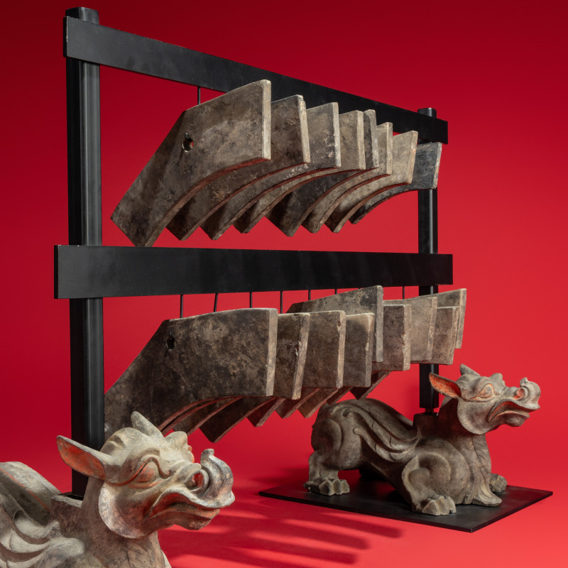 西漢 灰陶編磬一組連辟邪座 | A Rare Chinese Painted Earthenware Chimera and Chimes Set, Qing and Bixie, Western Han Dynasty - 图2