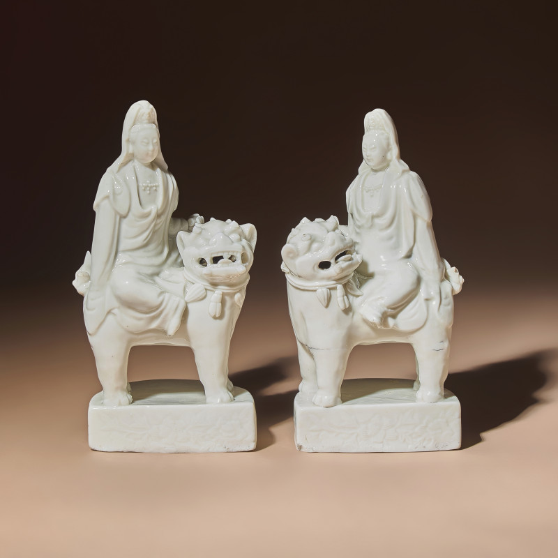清早期 德化白瓷文殊菩薩一對 | A Matched Pair of Chinese Blanc-de-Chine Figural Groups of Bodhisattva Manjushri Sitting on Fu Lion, Late 17th Century - 图1
