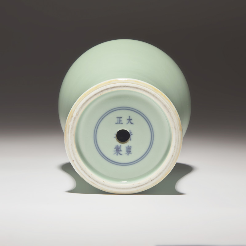 雍正款 粉青釉盤螭龍長頸瓶 | A Chinese Celadon Glazed 'Chilong' Vase, Yongzheng Mark - 图3