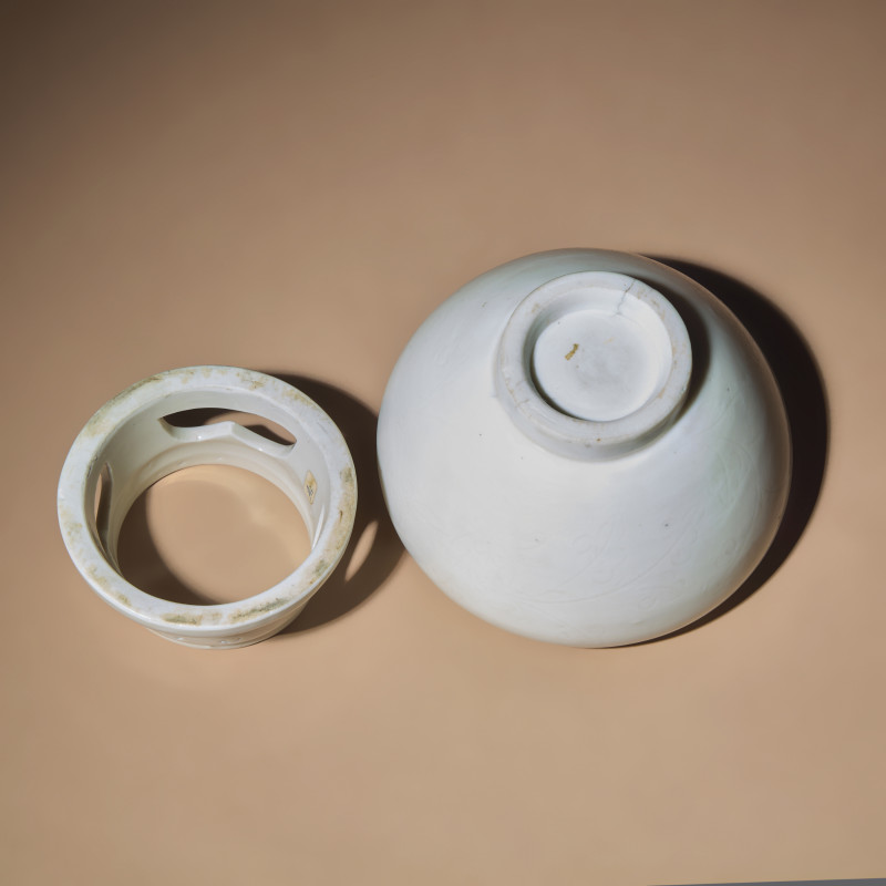 清早期 德化白瓷暗刻花卉紋帶座油燈 | A Rare Chinese Blanc-de-Chine Porcelain Oil Lamp and Stand, Mid 17th-Early 18th Century - 图3
