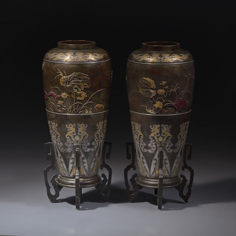 日本明治時期 或爲鈴木長吉造 銅瓶一對 | A Pair of Japanese Kaga Style Mixed Metal-Inlaid and Patinated Bronze Vases, Attributed to Suzuki Chokichi, Meiji Period - 图3
