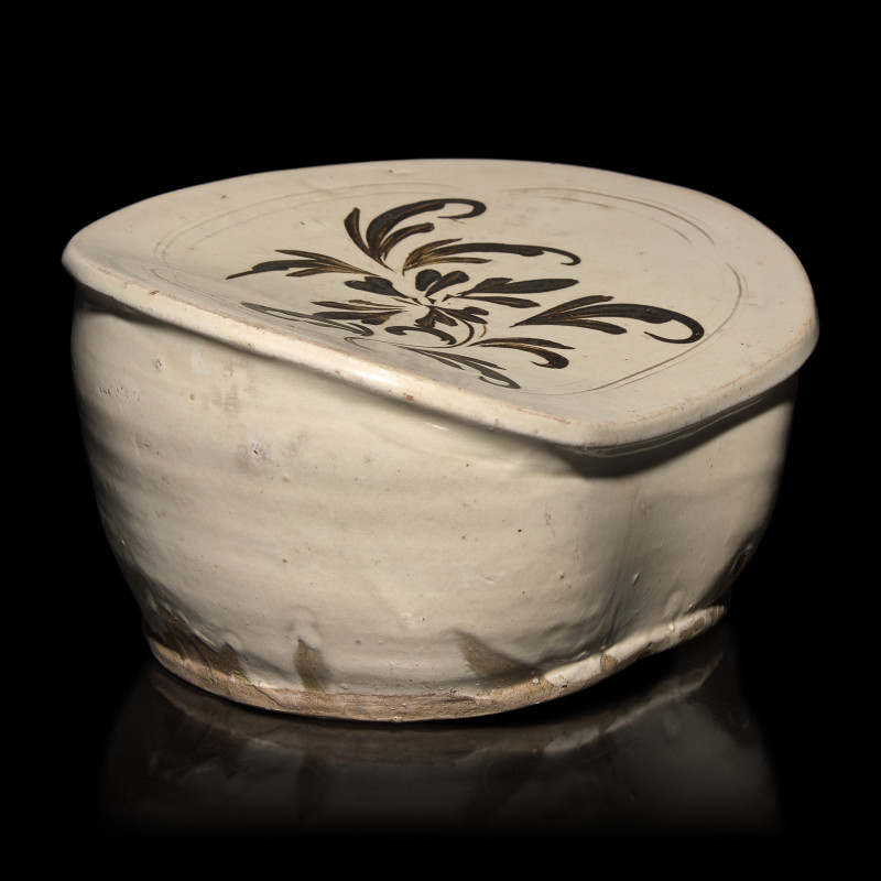 宋 磁州窯萱草紋枕 | A Chinese Cizhou Slip-Decorated Pillow, Song Dynasty - 图3