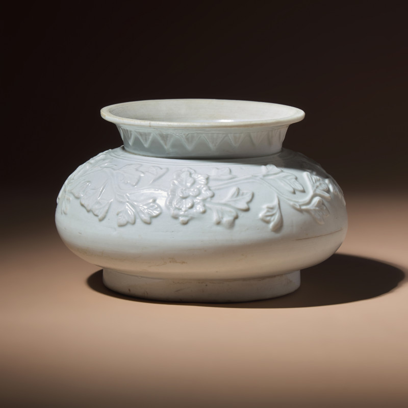 明中期 白釉模印纏枝花卉敞口罐 | A Chinese White Glazed Molded Porcelain 'Floral' Jar, Mid Ming Dynasty, 15th Century - 图2
