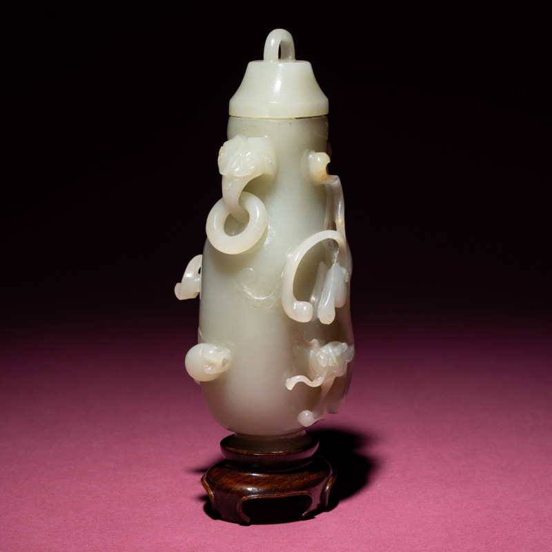 清中期 青白玉螭龍紋雙耳賞瓶 | A Chinese Pale Celadon Jade 'Dragon' Covered Vase, 18th/19th Century - 图2