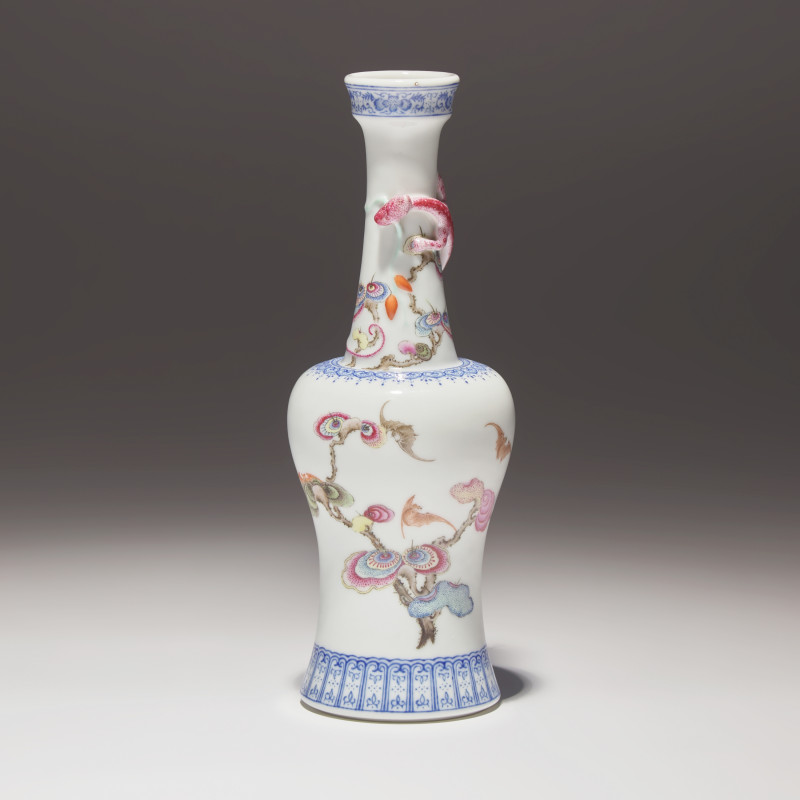 雍正款 粉彩靈芝紋盤螭龍搖鈴尊 | A Finely Decorated Chinese Enameled 'Lingzhi and Chilong' Porcelain Vase, Yongzheng Mark