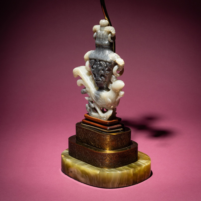 清晚期 灰白玉雕鳳凰寶瓶 | A Chinese Grey and White Jade 'Phoenix' Vase, Late Qing Dynasty - 图2