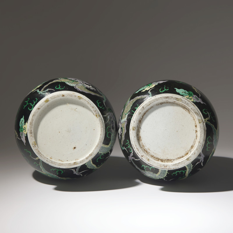 清晚期 黑地五彩龍紋大蒜頭瓶一對 | A Pair of Famille Noir 'Dragon' Garlic Head Vases, Late 19th/Early 20th Century - 图3