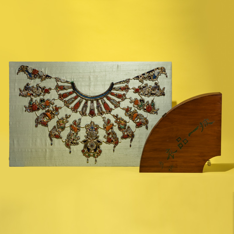 清晚期 盤金綉點翠鑲玉嵌寳珠珞云肩（附原盒） | A Rare Chinese Jade and Hardstone Embellished Collar with Box, Yunjian, Late Qing Dynasty