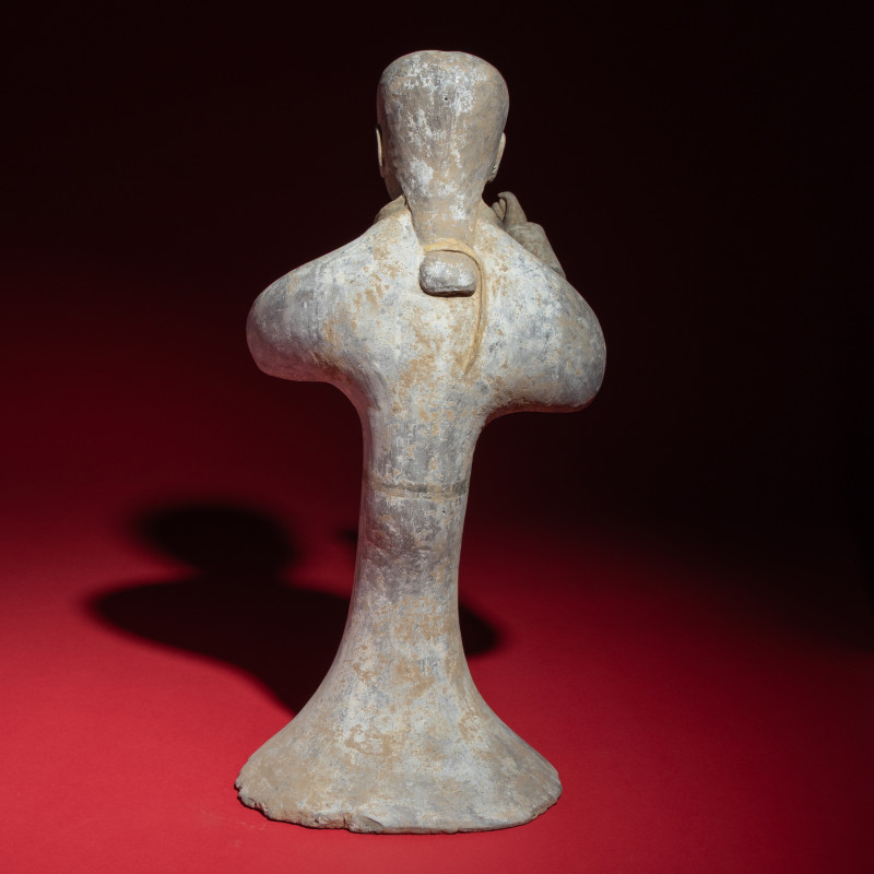 漢 大型灰陶彩繪女鼓手 | A Large Chinese Painted Pottery Lady with Drum, Han Dynasty - 图4