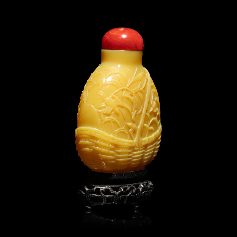 清中期 鷄油黃料花籃式稻穀鳥雀紋大鼻烟壺 | A Large Chinese Carved Yellow Peking Glass 'Basket' Snuff Bottle, 1750-1830 - 图2