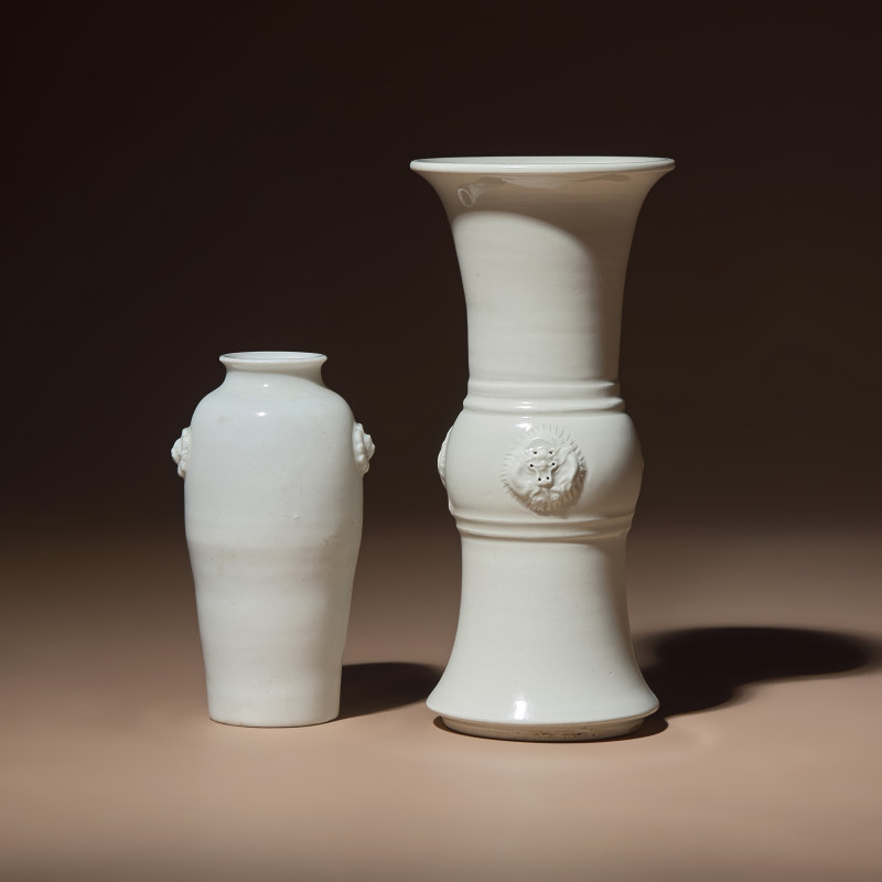 清中期 德化白瓷雙輔首耳筒瓶及花觚 | Two Chinese Blanc-de-Chine Porcelain Vases, 17th-18th Century - 图1