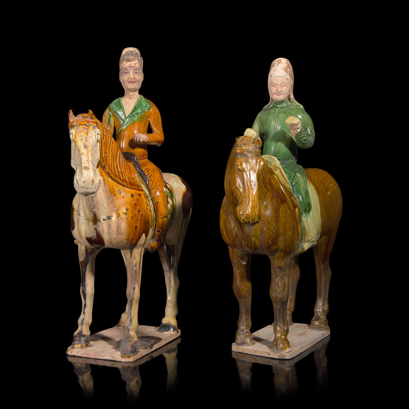 唐 三彩騎馬俑兩尊 | Two Chinese Sancai Glazed Pottery Equestrian Figures, Tang Dynasty - 图1