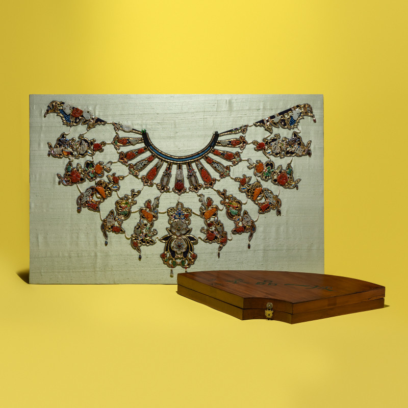清晚期 盤金綉點翠鑲玉嵌寳珠珞云肩（附原盒） | A Rare Chinese Jade and Hardstone Embellished Collar with Box, Yunjian, Late Qing Dynasty - 图7
