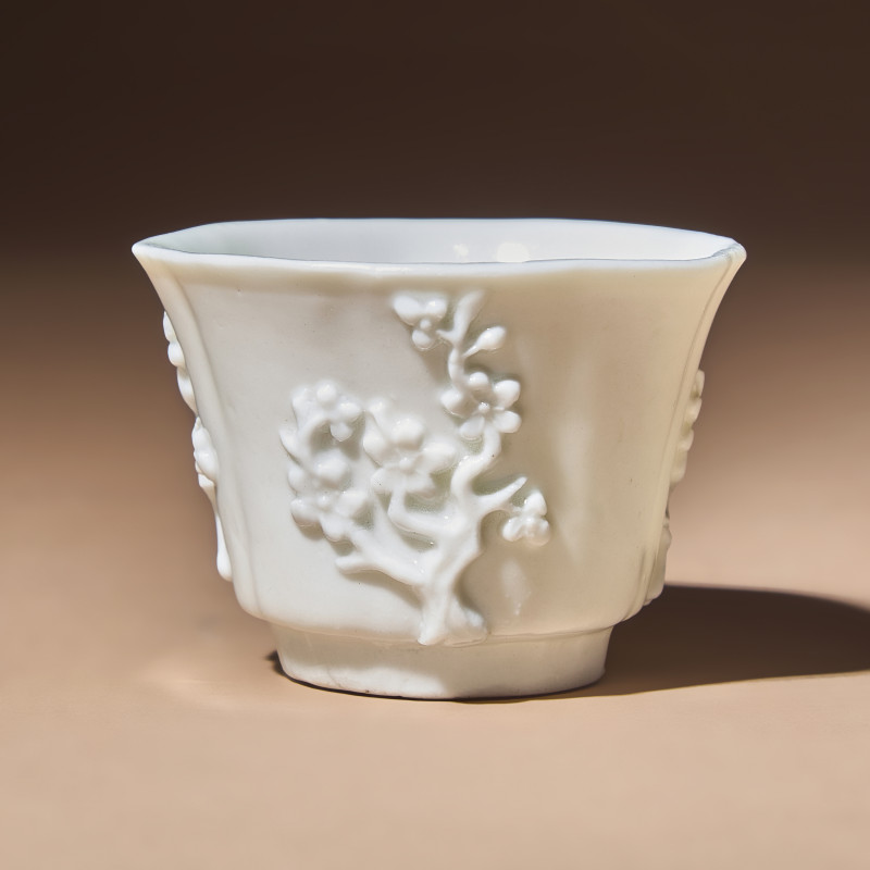 明末清初 德化白瓷貼塑梅紋花口杯 | A Chinese Blanc-de-Chine Porcelain Cup, 17th Century - 图2