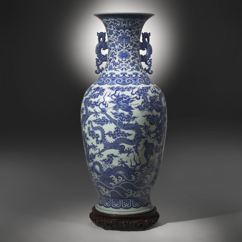 清嘉慶/道光 巨型青花九龍大瓶（附山中商會1943年圖錄） | A Magnificent, Monumental, and Extremely Rare Chinese Blue and White 'Nine Dragons' Vase, Qing Dynasty, Jiaqing/Daoguang Period - 图4