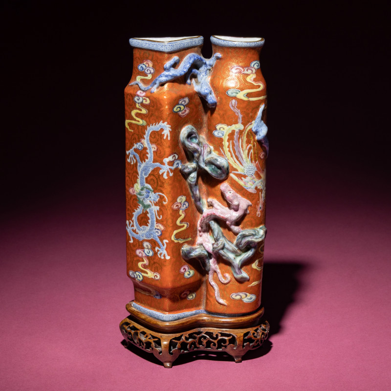 清晚期 珊瑚紅地粉彩凸塑龍紋雙聯瓶 | A Chinese Famille Rose 'Dragon and Phoenix' Gilt on Coral Ground Double Wall Vase, Biping , 19th Century