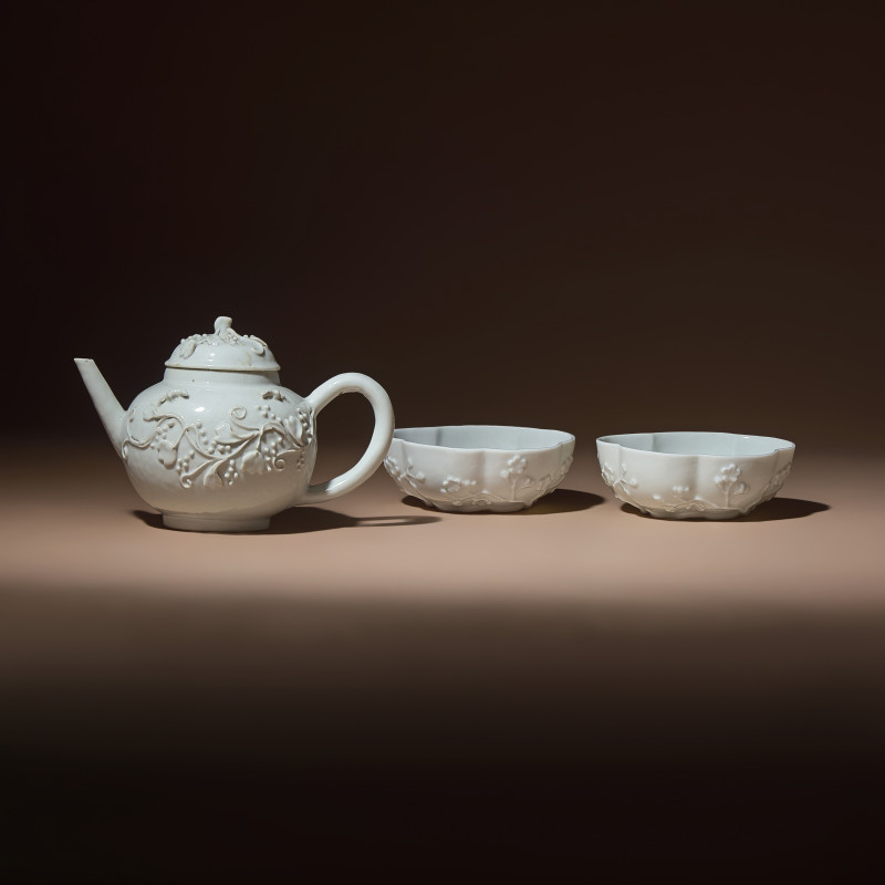 清中期 德化白瓷貼塑松鼠葡萄茶壺及茶碗一對 | A Chinese Blanc-de-Chine Molded Porcelain Covered Teapot and a Pair of Molded Floriform Bowls, 18th Century - 图2