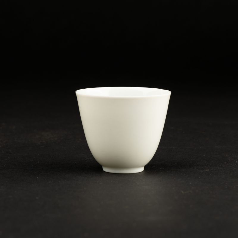    大明成化款白釉杯 - 图2